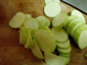 喂小瓜吃番茄,喂小瓜的甜蜜时光