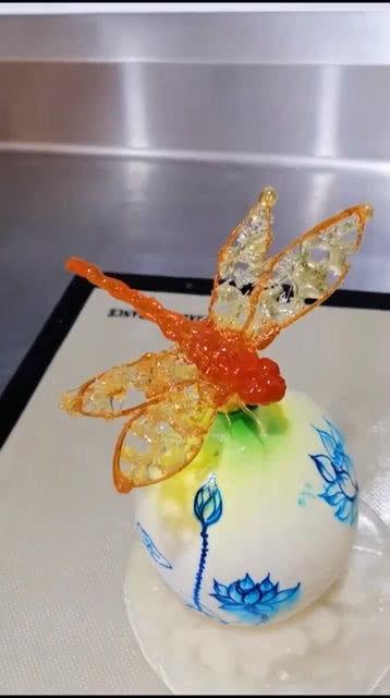 红蜻蜓吃瓜,红蜻蜓与瓜果的夏日奇遇